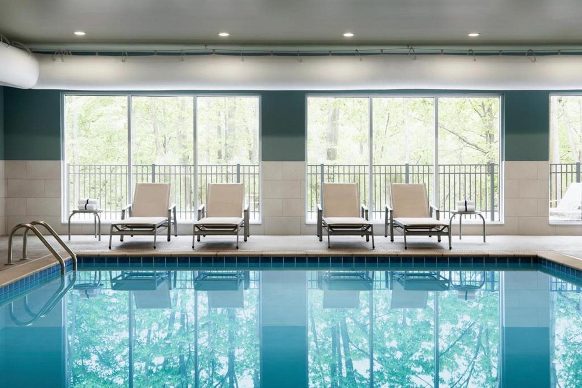 Avid Hotel Traverse City By Ihg エクステリア 写真